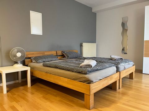 This apartment is a studio designed for one person on the 4th floor with a lift - just a 2-minute walk from the Postgalerie/Europaplatz, Ludwigsplatz and from numerous shops and restaurants, you can enjoy the city center to the full --> Living the he...