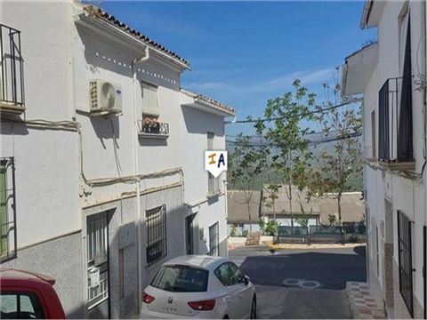 Dit gerenoveerde, goed gepresenteerde herenhuis met 4 slaapkamers is gelegen in het populaire grote dorp Castillo de Locubin in het zuiden van de provincie Jaen in Andalusië, Spanje. Gelegen in een gewilde wijk in een zijstraat met parkeergelegenheid...