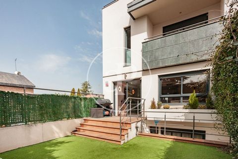 VILLA WITH GARDEN, SWIMMING POOL AND GARAGE Aproperties exclusively presents this spacious corner townhouse in a modern urbanization, in a quiet street and very close to the train station of Pozuelo. Its excellent location, the quality and warmth of ...