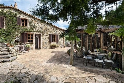 Spectacular rustic property on a plot of approximately 5.3002 in Puigpunyent. This house has an area of approximately 135m2 on a plot of 5,300m2 approx., living room with fireplace, integrated kitchen furnished and equipped with office, 5 bedrooms, 2...