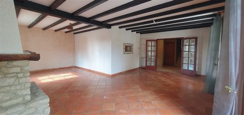 Located at the end of a dead end and in a quiet area, we offer you this traditional villa of 140 m2 of living space on a beautiful, fully enclosed plot of land of 1074 m2. This house has a beautiful living room with beams and fireplace of 42 m2, an i...