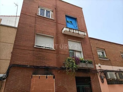 Do you want to buy a property for sale in the Carabanchel district of Madrid? Acquire ownership of this 2-bedroom house located in the city of Madrid. The property is located in a three-storey building above ground and is in need of renovation. The a...
