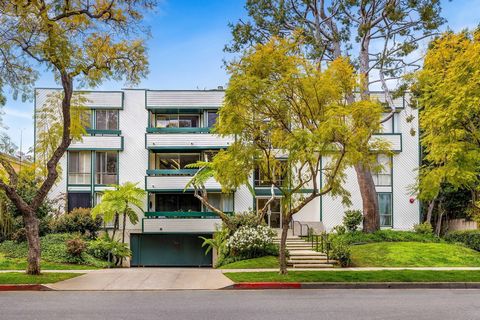 Spacious Condo in Prime Beverly Hills: Exceptional first-floor corner unit on one of the most sought-after streets in 90210. The 2 bed, 2 bath, 1,470 sqft floor plan features sizable living & dining areas, large kitchen with easy access to your in-un...