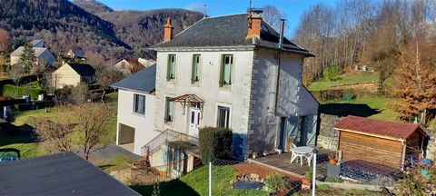Aurillac, Cère valley, on 1365 m2 of enclosed land, beautiful 1930 stone house in perfect condition including, 1 living room, dining room, 1 equipped kitchen opening onto beautiful terrace (with sauna and jacuzzi), 2 bedrooms (3 bedrooms + 1 office p...