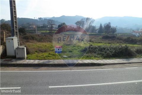 Great land with 847m² for totally flat construction, well located in the parish of Valadares, municipality of Monção, on the Municipal Road, 3 minutes from the river beach of Ponte de Mouro and 6 minutes from the village of Monção.
