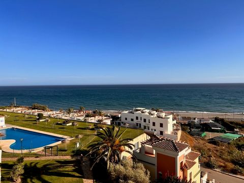 Renovated two bedroom apartment in the El Peñoncillo urbanization of Torrox Costa with impressive panoramic sea views. The apartment has a total of 90 m2, fully equipped fitted kitchen, large living room, 1 bathroom, 1 toilet en suite. Community pool...