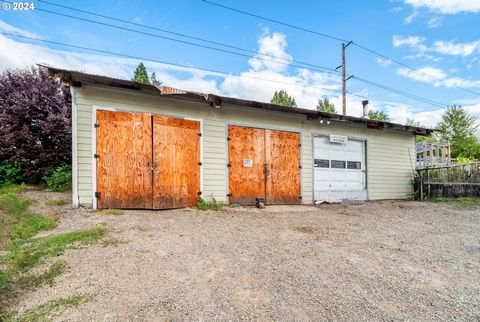 3 bay shop on .12 acre lot in Junction City just off of Hwy 99! Lots of parking. Zoned general commercial. Bring your ideas.