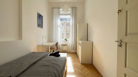 Private room in a freshly renovated, well-equipped, centrally-located flat in downtown Budapest. The flat has 5 fully equipped, bright and clean rooms (10-13m2), 2 bathrooms with shower, toilet, sink and a shared kitchen with dining space. The buildi...