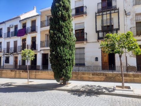 Recently refurbished stately home in the Cruz-Blanca area of Antequera, central area, well worth a visit! The building is built in 1930 according to the land registry. The house is on a plot of approximately 143 square meters, consists of ground floo...