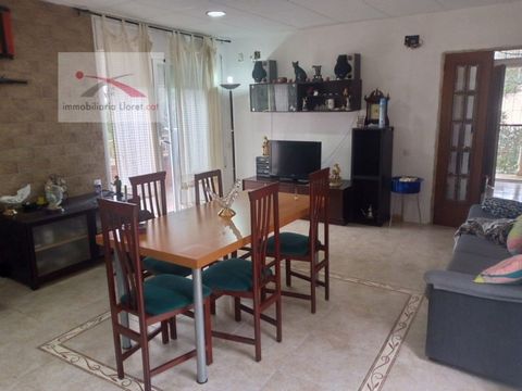Great Detached House / Villa for sale. Built in 2003, this property offers an economic opportunity for those looking to invest in a home with a lot of potential. Although it lacks a 10% finish, it has water and electricity available, which makes it e...