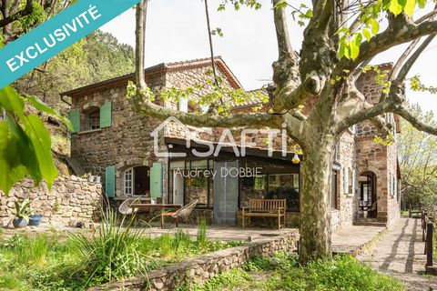 Located in Les Salelles (07140), this stone house offers a peaceful living environment just 10 minutes from the shops of the village of Vans and 5 minutes walk from the river. Located on a plot of 1516 m² with dominant view , this property combines A...