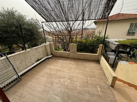 In a small condominium with reduced charges, STUDIO to be completely renovated including plumbing and electricity. Surface 24m2, high ceilings (3m). The +: 1 terrace of about 9m2 and a private garden below of 22m2, all facing South West. A cellar loc...