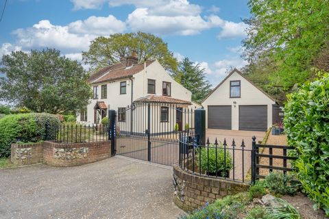 Hidden away at the end of a little no-through lane, within a conservation area in the heart of a pretty Broadland village, this house enjoys a high degree of privacy and is refreshingly relaxing and peaceful. Open fields and mature trees around, the ...