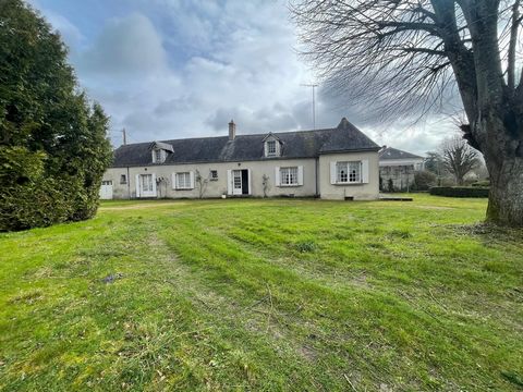 Beautiful farmhouse to restore close to shops, in a beautiful park of about 2000m2, roof and walls in good condition. (no structural work) Beautiful volumes and high ceilings. 0pportunit to enter. Work to be done. Ground floor Living rooms: Bright li...