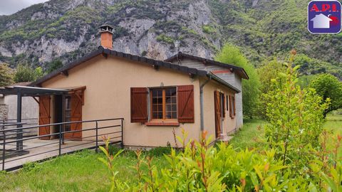 ON-GROUND AUTONOMY! Near Tarascon-sur-Ariege, detached house with a beautiful flat and enclosed garden. Bright and functional, it has an entrance, a living room with open kitchen, five bedrooms, a room to be finished and a bathroom. In annex, garage,...