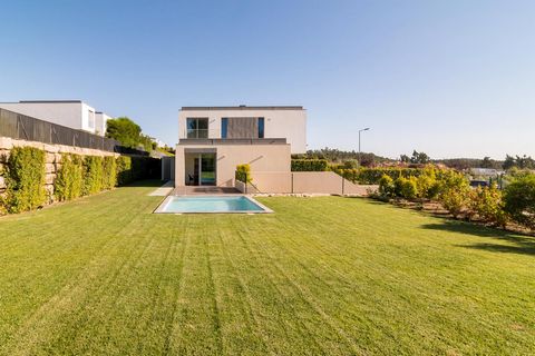 Villa, inserted in the Condominium Belas Clube de Campo, 20 minutes away from the centre of Lisbon. With a1020 sqm land, garden and a private swimming pool, this villa, with a 3 bedroom typology, is composed by three floors, distributed as follows: G...