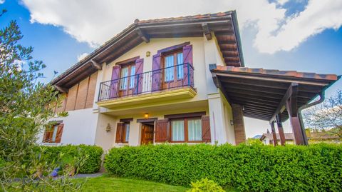 If you want to live in a quiet place, in the middle of nature and 30 minutes from Vitoria-Gasteiz, this house may be perfect for you. With 250m2 of built area on a plot of 1000m2, with garden and recreation area, this home is perfect for those who li...