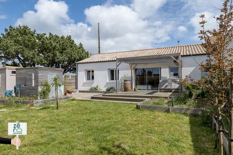 Come and discover this house in the heart of the village of La Terrière in La Tranche sur mer. Ideally located close to shops, the forest and the sea. You will enjoy a dynamic seaside resort in winter and summer, facing the Ile de Ré, labelled VILLE ...