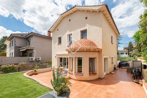 Lucas Fox International Properties presents this magnificent detached villa , completely renovated in 2017, in an unbeatable location in the prestigious and exclusive area of l'Arxiu de Sant Cugat, a few meters from the FGC station and the city centr...