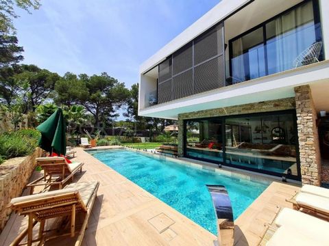 Welcome to your oasis in Cala Galdana! This spectacular newly built chalet offers you an unparalleled living experience in a tranquil and privileged area. With an enviable location, this home perfectly combines luxury, comfort, and functionality. Fea...
