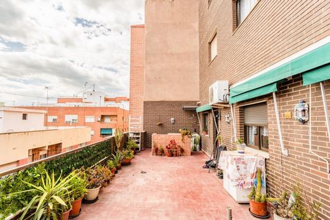 Discover URBAN PERFECTION in this exclusive penthouse, a jewel in the center of Sagunto. Located on a FIFTH FLOOR, this home invites you to enjoy plenty of NATURAL LIGHT with STUNNING VIEWS that stretch to the horizon. The LARGE 30m2 TERRACE is an in...