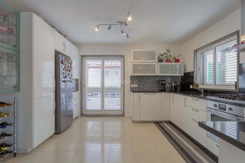 Detached 5-bedroom house converted into a 4-bedroom located in a quiet area of Aroeira. Completely renovated in 2014 while maintaining its traditional characteristics. The ground floor features an open space living room and equipped kitchen, pellet s...