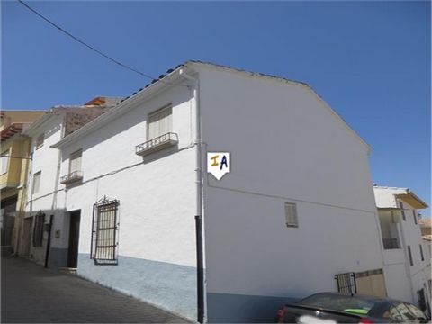 Dieses 186 m² große Eckreihenhaus mit 4 Schlafzimmern, 2 Bädern und privater Garage befindet sich im beliebten Castillo de Locubin in der Nähe der historischen Stadt Alcala la Real im Süden der Provinz Jaén in Andalusien, Spanien. Das Haus wird teilm...