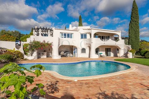 Designed by a renowned Architect and situated in the middle of a natural amphitheater this 4 bedrooms, 4 bathrooms villa, for sale, offers complete privacy and tranquillity, just 15 minutes drive from the beaches of the Golden Triangle and from Faro ...