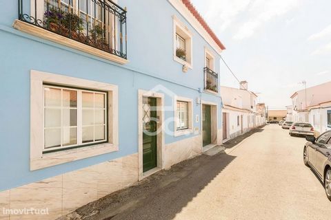 Single-family house T3 +1 of two floors with backyard of 370 m2 and garage, located at Rua de Vila Viçosa 15, in Terrugem, municipality of Elvas. The villa is distributed over 2 floors, and at the ground level is distributed as follows: entrance hall...