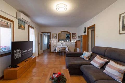 Magnificent village house in the centre of Gualta, close to the church of Santa Maria and its flowered park, a charming village and only a few minutes away from the best beaches of the Costa Brava and the exclusive golf courses of l'Empordà and Pals....