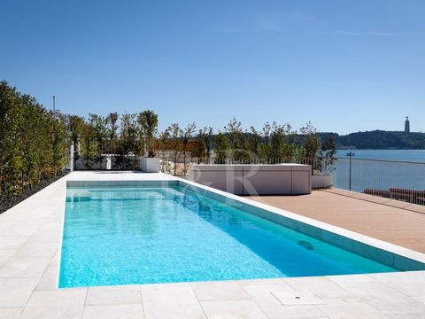 4 bedroom Penthouse with private pool, belonging to the Promenade development, located by the river. This fantastic penthouse has luxury finishes, a spacious terrace and a fantastic view over the Tagus and the city. Divided into two floors, on the lo...