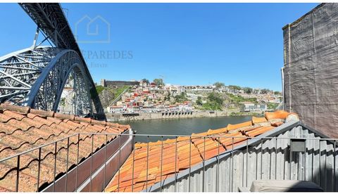 Appartement en duplex de 1 chambre avec terrasse et vue imprenable sur le Douro et la ville de Porto, meublé et équipé, avec licence d'hébergement local (AL) à acheter dans le ruisseau Gaia, près de la partie inférieure du pont Luis I, emplacement pi...