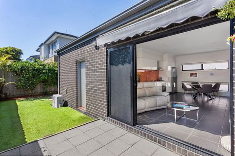 Just steps to the golden sands and turquoise water of Safety Beach, and a 10-minute stroll to Dromana shops and foreshore, this stylish, contemporary single-level two-bedroom townhouse offers low-maintenance, lock-up-and-leave liveability and is perf...