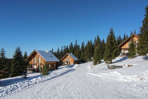 Questo bellissimo nuovo chalet in legno si trova al confine tra Carinzia e Stiria a 1.600 m di altitudine. Vivi nel tuo chalet indipendente in privato e hai persino la tua sauna! Lo chalet molto spazioso con 5 camere da letto e 2 bagni è molto adatto...