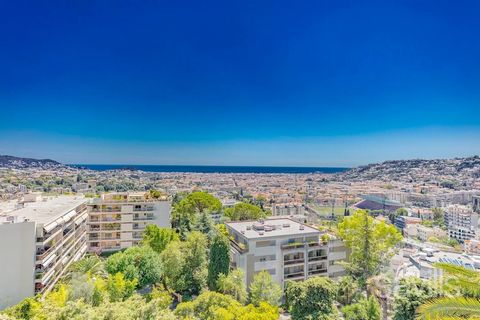 NICE - CHAMBRUN - GAIRAUT : Entirely renovated apartment located in a dominant position in a residence with park. Penthouse of 134 sqm consisting of a large south facing terrace of 48 sqm facing the Bay of Angels with spectacular views and a second t...