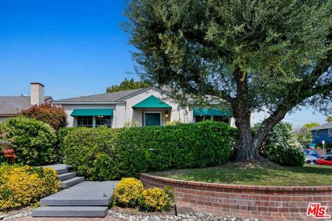 Be the next lucky owner to enjoy this amazing Toluca Lake adj. location. First time on the market in 50 years, this former home of a renowned Hollywood Art Director, Norm Newberry, has his design touches indoors and out. The built-in craftsman living...