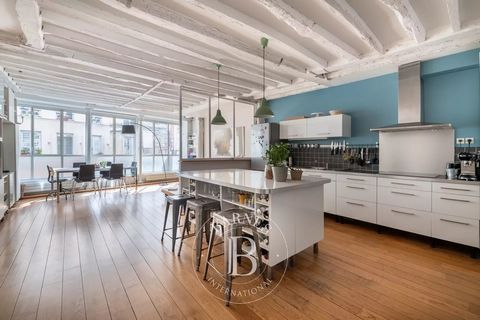 Situé dans le très prisé quartier piéton de Montorgueil, Barnes vous propose ce bel appartement de 105m². Situé au premier étage d'un immeuble 1870 bien tenu, il se compose : d'une très belle pièce de vie traversante de 50m² intégrant cuisine ouverte...