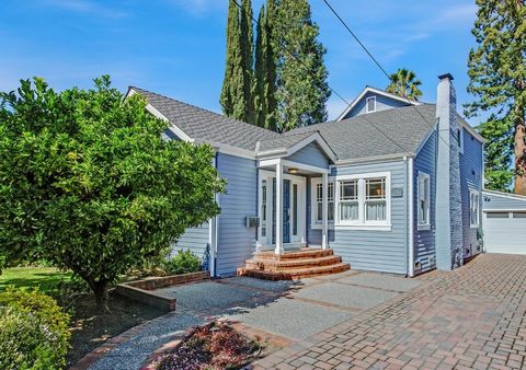 Welcome to Edgewood Park Traditional Charm: A 1922 Gem with Modern Amenities Step into this timeless residence in the coveted Edgewood Park neighborhood, where traditional charm meets modern comfort. Built in 1922, this home exudes character w/hardwo...