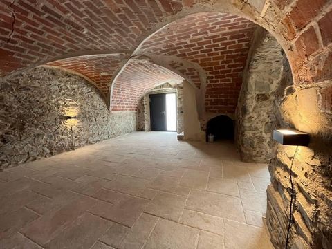 Dit prachtige rustieke huis is gelegen in het hart van Alt Empordà, een pittoreske regio in Catalonië. Het huis heeft een traditionele en authentieke stijl die rustieke elementen combineert met moderne voorzieningen. Het is de ideale plek voor wie op...