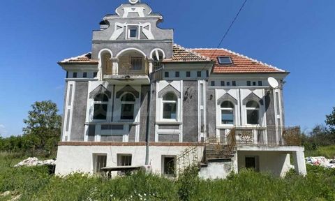 Agenzia SUPRIMMO: ... Presentiamo in vendita una casa ristrutturata di tre piani con vista sul fiume Danubio nel villaggio di Yassen a 15 km dalla città di Yassen. Vidin. L'appartamento ha una superficie totale di 184 mq distribuiti su tre livelli. L...