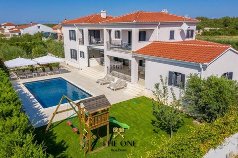 Una bellissima villa con piscina e centro benessere si trova in una piccola città vicino a Zara ed è ideale per uno stile di vita lussuoso con un’atmosfera mediterranea. L’imponente villa è stata costruita nel 2018 su un ampio terreno di 1154 m2 con ...