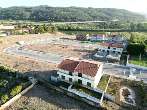 Unfinished 3 and 4 bedroom villas in Valado dos Frades, Nazaré. There are 10 lots with unfinished semi-detached houses. Recent allotment with all infrastructures completed this year. Villas with 3 floors. Consisting of basement for garage (7.55x12 me...