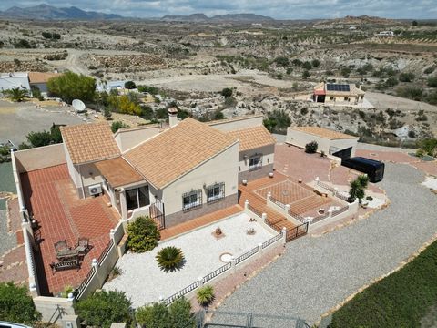 Située dans la campagne sereine d’Albox, Almeria, cette belle villa individuelle dispose de 3 chambres, 2 salles de bains et offre un mélange parfait de charme rustique et de confort moderne.   La villa est située sur son propre terrain de 3 800 m2 e...