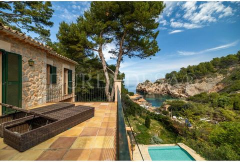 Villa espetacular para venda em Cala Deià. A sua localização excepcional e vistas panorâmicas sobre o mar e as montanhas, fazem desta propriedade uma propriedade premium. Os conhecedores da região sabem que ali mesmo existe o lendário restaurante c'a...