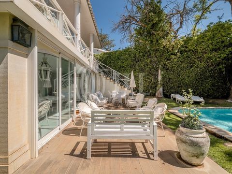 4-bedroom villa with 261 sqm of gross construction area, with garden, pool, and outdoor parking, set on a 600 sqm plot in the center of Estoril. The house is spread over two floors: the entrance floor features a hallway, a living and dining room with...
