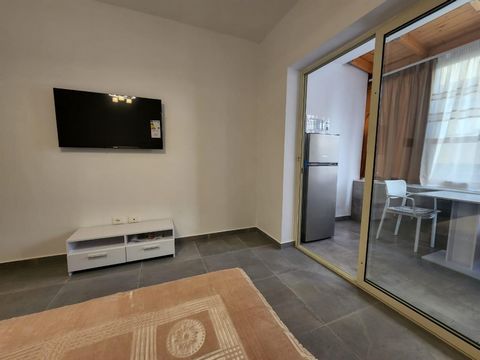 Introductie van een gezellig studio-appartement aangevuld met een ruime gemeenschappelijke ruimte van 40 m² in de prestigieuze wijk Golem. Met een aantrekkelijke prijs van € 49.000 biedt deze woning zowel comfort als gemak. Deze studio is ideaal voor...