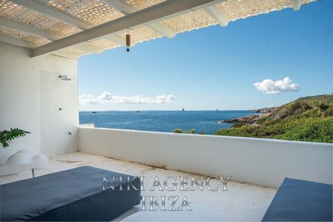 Casa adosada en primera línea del mar en Roca Llisa Bienvenidos a esta exquisita casa adosada en primera línea del mar en Ibiza, Roca Llisa. Esta propiedad le ofrece el lujo de un acceso directo al mar, vistas impresionantes al mar y a la isla de For...