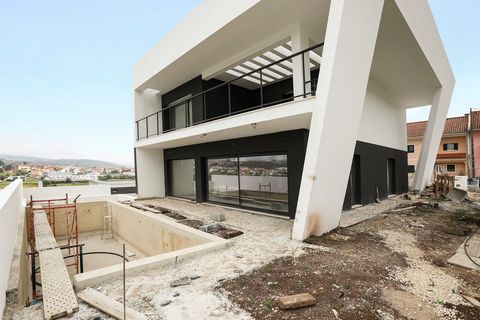 Diese atemberaubende Villa in Loures ist eine wahre Oase des Luxus und Komforts. Auf einem Grundstück mit 433 Quadratmetern gelegen, bietet diese Immobilie eine geräumige und private Umgebung, die Sie mit Familie und Freunden genießen können. Beim Be...