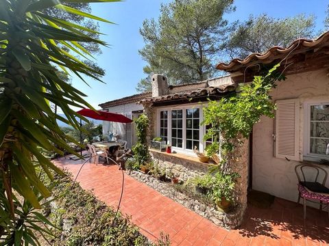 2 steps from the village on foot! In the Mediterranean countryside, in a quiet area, traditional single-storey Provencal villa of about 100m2 on a plot of 3460 m2. It is composed of an entrance hall with fireplace, a living room with fireplace, a kit...