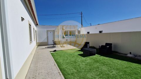 Located in Caldas da Rainha. Recently restored villa with high quality located in the center of Nadadouro, close to all services, including cafes and restaurants. The Óbidos Lagoon is just a few minutes away, as well as the beach of Foz do Arelho. Th...